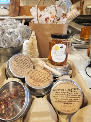 display of tea and honey gift bag